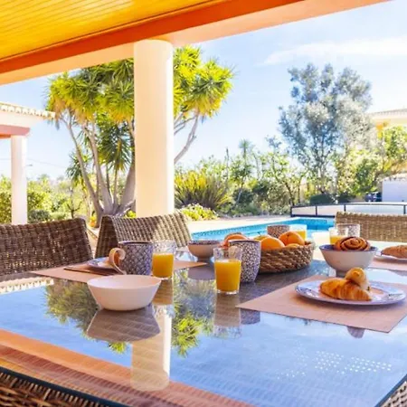 Escape To Paradise At Our Stunning Family Αλμπουφέιρα